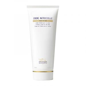 A GENUINE ALLY AGAINST LOSS OF FIRMNESS, CRÈME MATRICIELLE IS A FIRMING TREATMENT FORMULATED TO COMB
It targets sagging skin in key areas of the body (thighs, stomach, torso and arms) caused by the decreased production of support fibers (collagen and ela