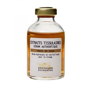 Extraits Tissulaires serum is an instant moisturizer with anti-dehydration properties. Its formula is designed to continuously capture and diffuse water to restore the skin’s water balance. The combined action of its active ingredients helps kickstart the