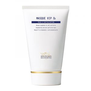 Masque VIP O2 neutralizes pollutants to prevent them from reaching the skin cells, and eliminates cellular waste built up by the oxidation of lipids and proteins. It also contains a moisturizing active ingredient that nourishes skin exposed to the atmosph