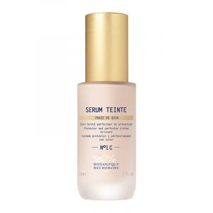 The Sérums Teintés are the perfect combination of the effectiveness of skincare products and the ideal coverage of makeup. Their fluid textures, with a unique sensorial feel, are crafted to seamlessly blend with the skin and come in a wide range of shades