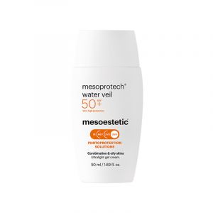 Light facial sunscreen with very high photoprotection, SPF50+, for oily mixed skin. Its ultralight gel-cream texture provides hydration and a fresh finish to the skin. Thanks to the hyaluronic acid, it enhances elasticity and firmness, reducing signs of a