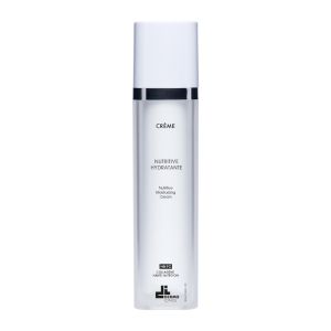 Rich in nourishing and revitalizing active ingredients, the skin is nourished daily to prevent dehydration and the appearance of signs of aging. The complexion regains a true radiance, the skin appears less tired and more toned. 